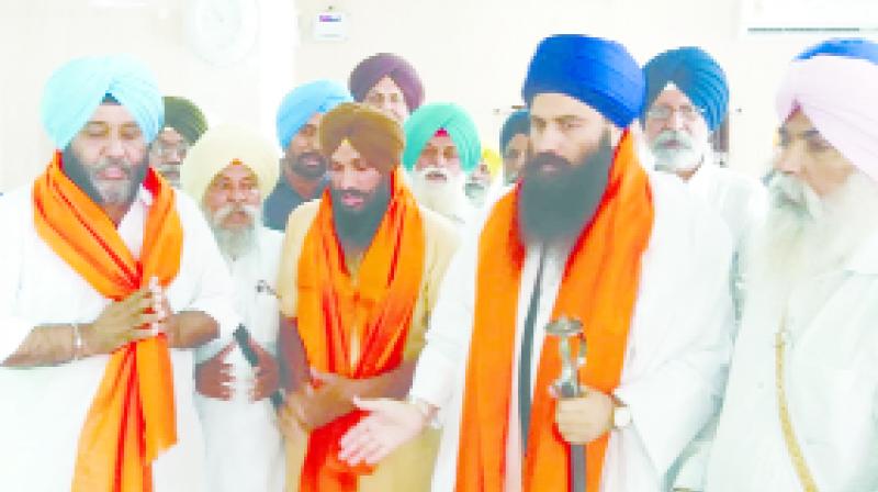 Leaders Welcoming Bhai Daduwal Leaders Welcoming Bhai Daduwal