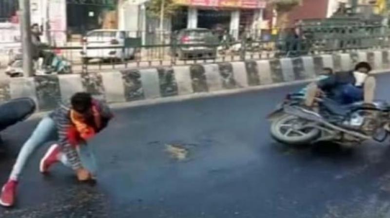 Diesel spilled on Bathinda road, several vehicles involved in the accident Diesel spilled on Bathinda road, several vehicles involved in the accident