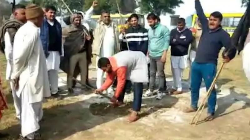 Agriculture Law: Farmers' dug helipad of deputy CM Dushyant Chautala Agriculture Law: Farmers' dug helipad of deputy CM Dushyant Chautala