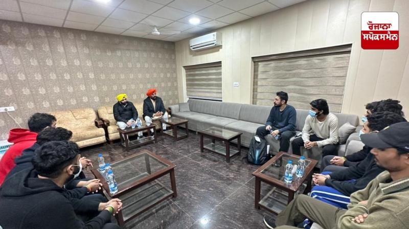 The plane carrying the second batch of people evacuated from America reached Amritsar The plane carrying the second batch of people evacuated from America reached Amritsar