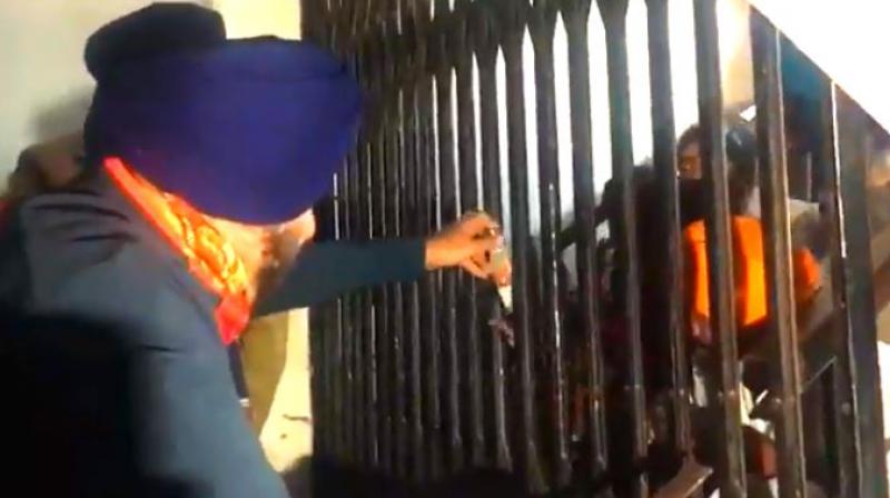Navjot Sidhu Meets Striking Employees Navjot Sidhu Meets Striking Employees