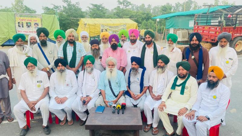 ਮੀਟਿੰਗ ਦੌਰਾਨ ਹਾਜ਼ਰ ਕਿਸਾਨ ਆਗੂ ਮੀਟਿੰਗ ਦੌਰਾਨ ਹਾਜ਼ਰ ਕਿਸਾਨ ਆਗੂ