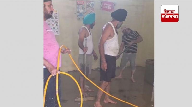 Government teachers take up the front to remove silt from schools in flood-affected areas Government teachers take up the front to remove silt from schools in flood-affected areas
