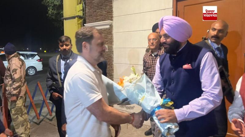 ਰਾਹੁਲ ਗਾਂਧੀ ਦੇ ਅੰਮ੍ਰਿਤਸਰ ਪਹੁੰਚਣ ’ਤੇ ਕਾਂਗਰਸੀ ਆਗੂ ਸਵਾਗਤ ਕਰਦੇ ਹੋਏ ਰਾਹੁਲ ਗਾਂਧੀ ਦੇ ਅੰਮ੍ਰਿਤਸਰ ਪਹੁੰਚਣ ’ਤੇ ਕਾਂਗਰਸੀ ਆਗੂ ਸਵਾਗਤ ਕਰਦੇ ਹੋਏ