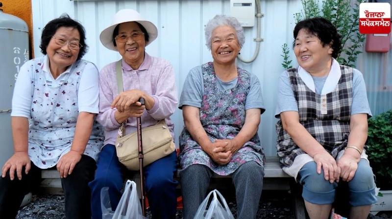 100,000 elderly people in Japan are over 100 years old 100,000 elderly people in Japan are over 100 years old