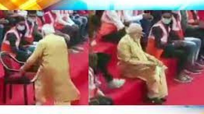 PM Modi Shuns Chair, Sits With Shramiks Of Kashi Vishwanath Corridor In Varanasi PM Modi Shuns Chair, Sits With Shramiks Of Kashi Vishwanath Corridor In Varanasi