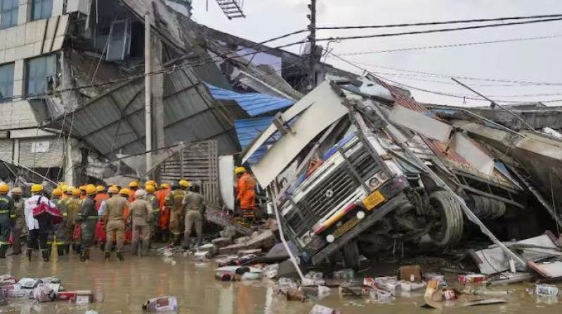 Three storied building collapsed due to rain, 8 people died so far Three storied building collapsed due to rain, 8 people died so far