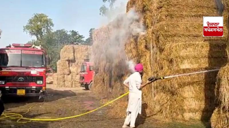 ਅੱਗ ’ਤੇ ਕਾਬੂ ਪਾਉਂਦੀ ਹੋਈ ਫਾਇਰ ਬ੍ਰਿਗੇਡ ਟੀਮ ਅੱਗ ’ਤੇ ਕਾਬੂ ਪਾਉਂਦੀ ਹੋਈ ਫਾਇਰ ਬ੍ਰਿਗੇਡ ਟੀਮ