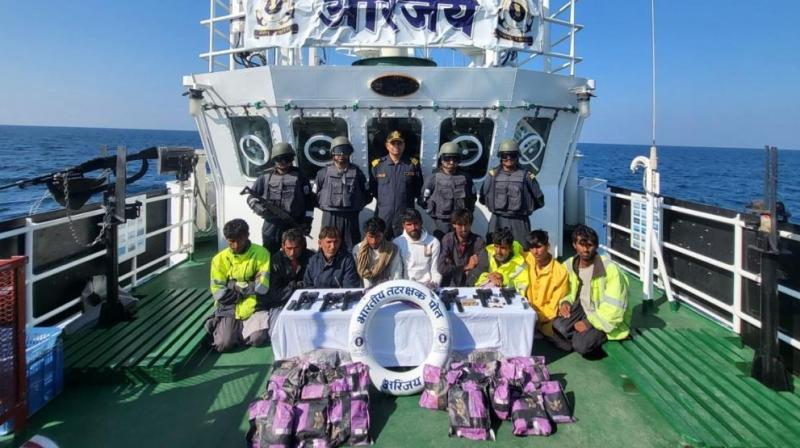  Drugs worth 300 crore recovered from Pakistani boat, 10 smugglers including 10 pistols recovered