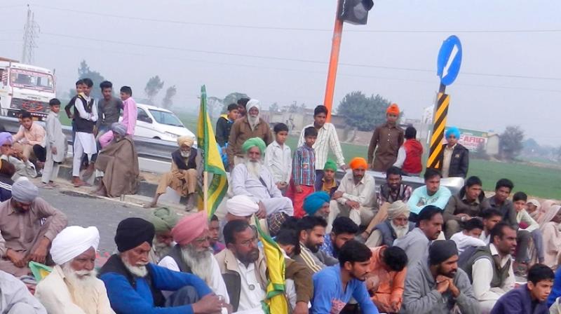 ਧਰਨੇ 'ਤੇ ਬੈਠੇ ਕਿਸਾਨ ਧਰਨੇ 'ਤੇ ਬੈਠੇ ਕਿਸਾਨ