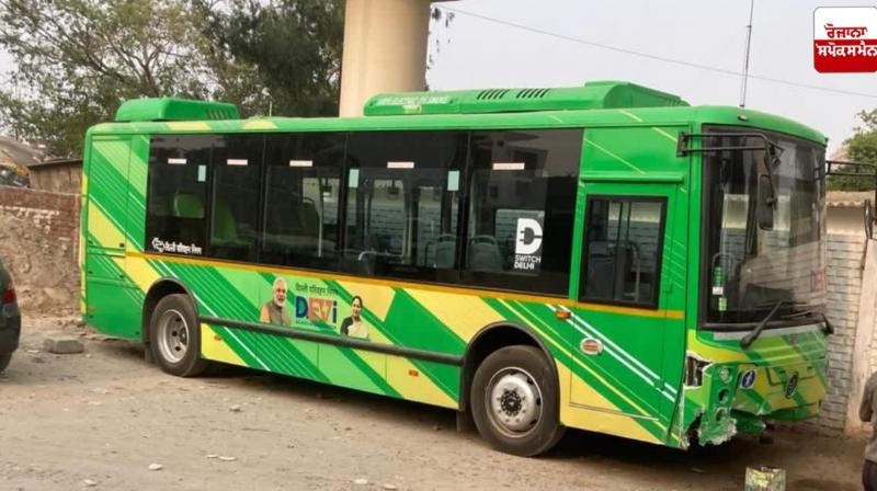Bus driver suffers a stroke in East Delhi's Laxmi Nagar area Bus driver suffers a stroke in East Delhi's Laxmi Nagar area