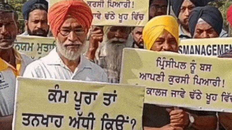 ਕਾਲਜ ਸਟਾਫ਼ ਪ੍ਰਦਰਸ਼ਨ ਕਰਦੇ ਹੋਏ ਕਾਲਜ ਸਟਾਫ਼ ਪ੍ਰਦਰਸ਼ਨ ਕਰਦੇ ਹੋਏ