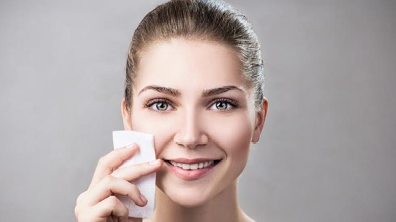 Now add a spoonful of milk to the face Now add a spoonful of milk to the face