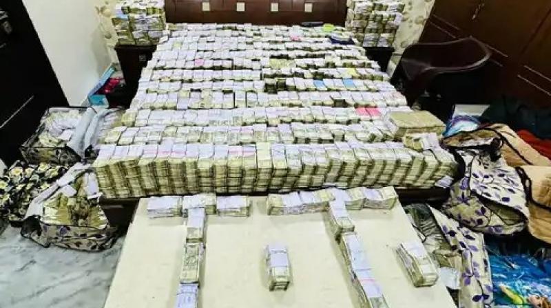 60 crore found in the house of 3 shoe businessmen in Agra, officials tired of counting notes 60 crore found in the house of 3 shoe businessmen in Agra, officials tired of counting notes