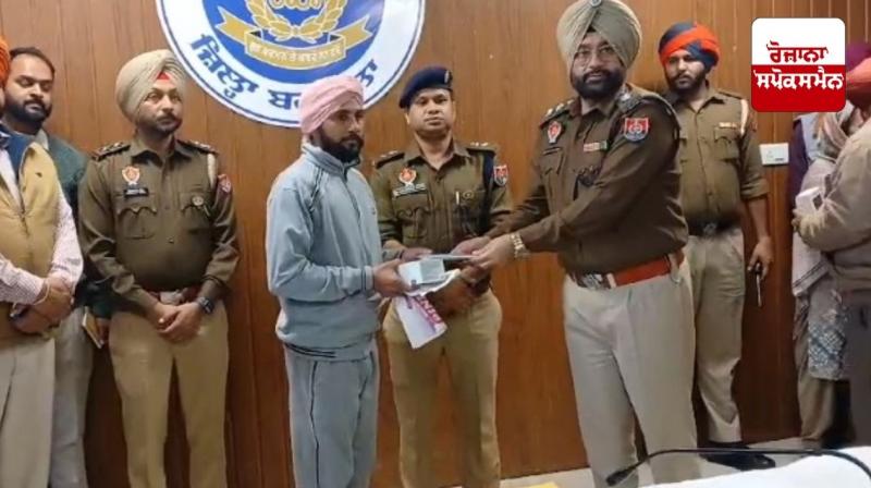 Barnala Police returns 125 lost mobile phones to their rightful owners Barnala Police returns 125 lost mobile phones to their rightful owners