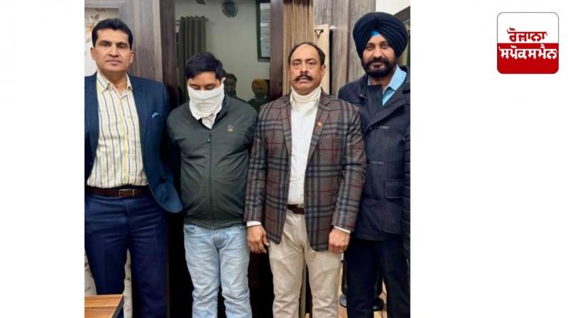 Naib Tehsildar taking Rs 8000 bribe caught red-handed by Reader Vigilance Bureau Naib Tehsildar taking Rs 8000 bribe caught red-handed by Reader Vigilance Bureau