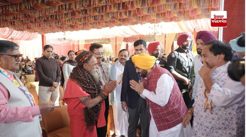 ਸੀਐਮ ਸੰਤਾਂ ਦਾ ਆਸ਼ੀਰਵਾਦ ਲੈਂਦੇ ਹੋਏ ਸੀਐਮ ਸੰਤਾਂ ਦਾ ਆਸ਼ੀਰਵਾਦ ਲੈਂਦੇ ਹੋਏ