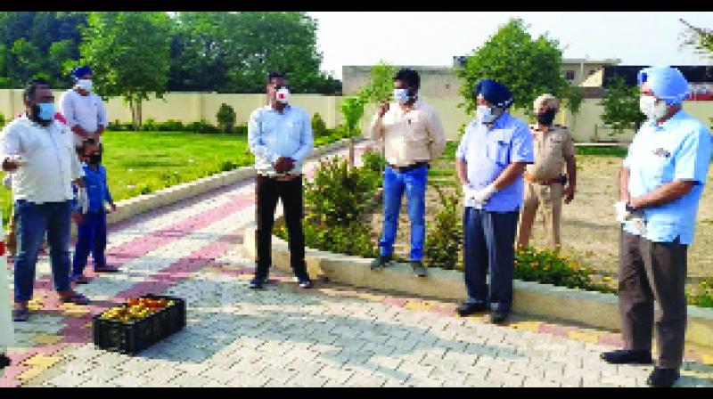 ਕੋਰੋਨਾ ਤੋਂ ਰਿਕਵਰ ਹੋਏ 17 ਵਿਅਕਤੀਆਂ ਨੂੰ ਡੇਰਾਬੱਸੀ ਦੇ ਨਿਰੰਕਾਰੀ ਭਵਨ ਵਿਚ ਤਬਦੀਲ ਕਰਨ ਮੌਕੇ। ਕੋਰੋਨਾ ਤੋਂ ਰਿਕਵਰ ਹੋਏ 17 ਵਿਅਕਤੀਆਂ ਨੂੰ ਡੇਰਾਬੱਸੀ ਦੇ ਨਿਰੰਕਾਰੀ ਭਵਨ ਵਿਚ ਤਬਦੀਲ ਕਰਨ ਮੌਕੇ।