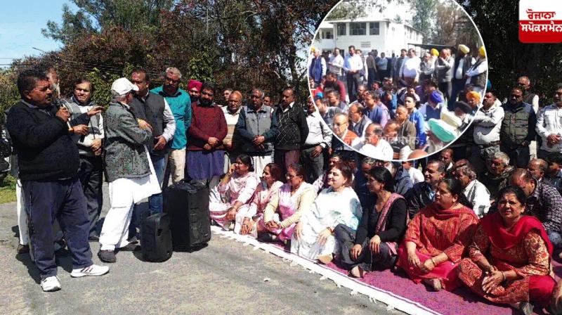Protest of Congress workers outside BBMB office in Nangal Protest of Congress workers outside BBMB office in Nangal