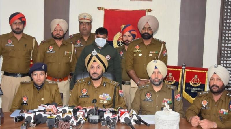 Amritsar police arrested a drug smuggler with heroin worth crores News in punjabi Amritsar police arrested a drug smuggler with heroin worth crores News in punjabi