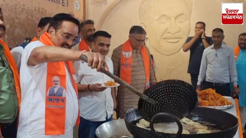 ਭਾਜਪਾ ਦੀ ਜਿੱਤ 'ਤੇ ਕੇਂਦਰੀ ਮੰਤਰੀ ਸੀਆਰ ਪਾਟਿਲ ਨੇ ਬਣਾਈ ਜਲੇਬੀ ਭਾਜਪਾ ਦੀ ਜਿੱਤ 'ਤੇ ਕੇਂਦਰੀ ਮੰਤਰੀ ਸੀਆਰ ਪਾਟਿਲ ਨੇ ਬਣਾਈ ਜਲੇਬੀ