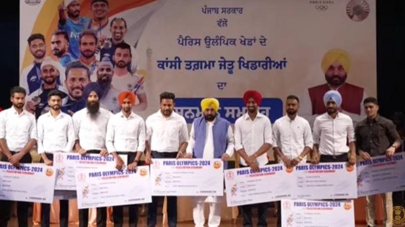 CM Mann handed over checks of 1 crore each to hockey players CM Mann handed over checks of 1 crore each to hockey players