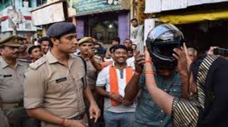 Etawah police distributed free helmets