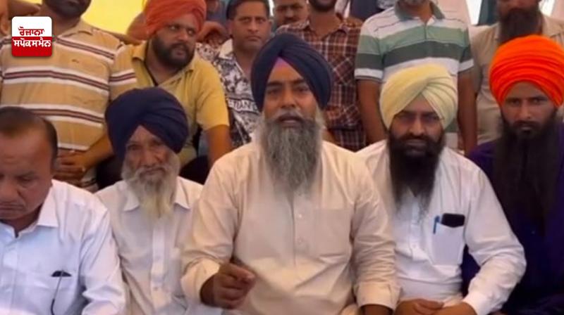 ਗੁਲਾਬ ਸਿੱਧੂ ਦੇ ਬਾਊਂਸਰ ਨੇ ਬਜ਼ੁਰਗ ਕਿਸਾਨ ਤੋਂ ਮੰਗੀ ਮੁਆਫੀ ਗੁਲਾਬ ਸਿੱਧੂ ਦੇ ਬਾਊਂਸਰ ਨੇ ਬਜ਼ੁਰਗ ਕਿਸਾਨ ਤੋਂ ਮੰਗੀ ਮੁਆਫੀ