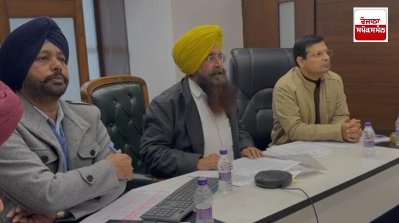 ਪੰਜਾਬ ਦੇ ਖੇਤੀਬਾੜੀ ਮੰਤਰੀ ਗੁਰਮੀਤ ਸਿੰਘ ਖੁੱਡੀਆਂ ਵੀਡੀਓ ਕਾਲ ਰਾਹੀਂ ਕੇਂਦਰੀ ਖੇਤੀਬਾੜੀ ਮੰਤਰੀ ਸ਼ਿਵਰਾਜ ਸਿੰਘ ਚੌਹਾਨ ਨਾਲ ਗੱਲਬਾਤ ਕਰਦੇ ਹੋਏ ਪੰਜਾਬ ਦੇ ਖੇਤੀਬਾੜੀ ਮੰਤਰੀ ਗੁਰਮੀਤ ਸਿੰਘ ਖੁੱਡੀਆਂ ਵੀਡੀਓ ਕਾਲ ਰਾਹੀਂ ਕੇਂਦਰੀ ਖੇਤੀਬਾੜੀ ਮੰਤਰੀ ਸ਼ਿਵਰਾਜ ਸਿੰਘ ਚੌਹਾਨ ਨਾਲ ਗੱਲਬਾਤ ਕਰਦੇ ਹੋਏ