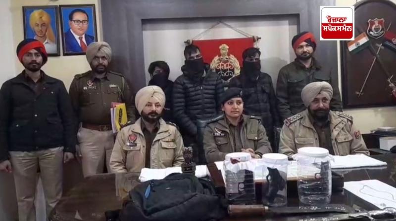 ਪੁਲਿਸ ਅਧਿਕਾਰੀ ਪੱਤਰਕਾਰਾਂ ਨੂੰ ਮੁਲਜ਼ਮਾਂ ਬਾਰੇ ਜਾਣਕਾਰੀ ਦਿੰਦੇ ਹੋਏ ਪੁਲਿਸ ਅਧਿਕਾਰੀ ਪੱਤਰਕਾਰਾਂ ਨੂੰ ਮੁਲਜ਼ਮਾਂ ਬਾਰੇ ਜਾਣਕਾਰੀ ਦਿੰਦੇ ਹੋਏ