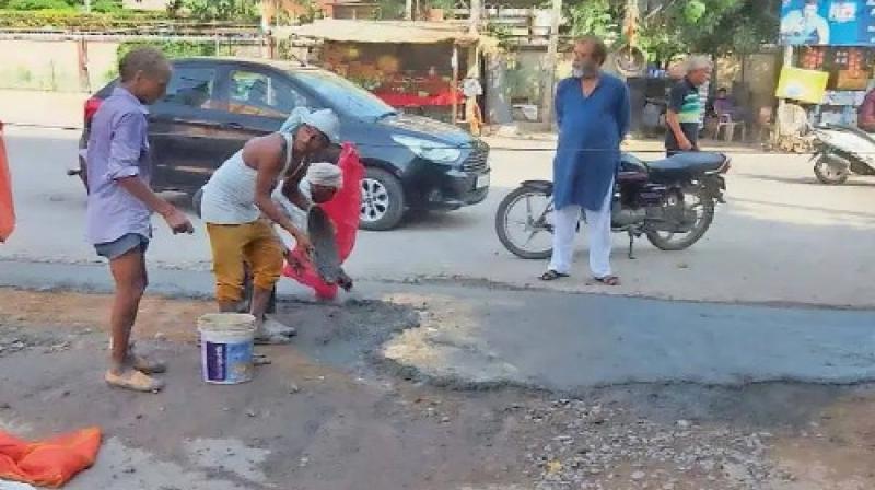 People of Zirakpur repaired the road themselves People of Zirakpur repaired the road themselves