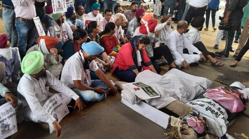 Aam Aadmi Party burns effigies of Captain and Bittu Aam Aadmi Party burns effigies of Captain and Bittu