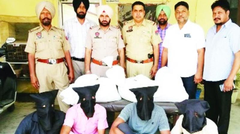 Police with 3 Arrested Accused Police with 3 Arrested Accused