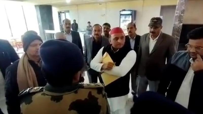 Akhilesh Yadav refused to drink tea at the police headquarters Akhilesh Yadav refused to drink tea at the police headquarters