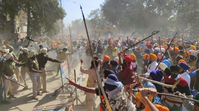 Clash Between Amritpal Supoters and Police Clash Between Amritpal Supoters and Police