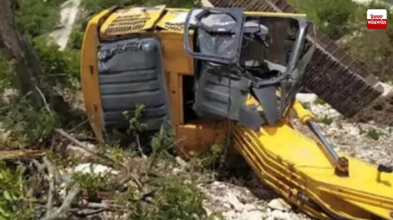 JCB falls into gorge in Shimla, two people including driver die JCB falls into gorge in Shimla, two people including driver die