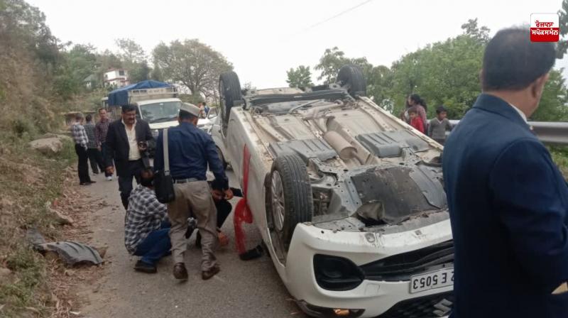 An accident occurred with the groom taking the bride to the wedding. An accident occurred with the groom taking the bride to the wedding.