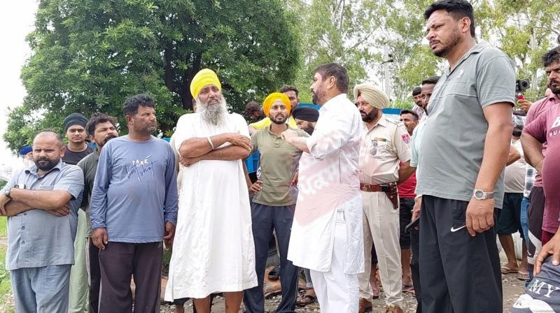 ਜੀਰਾ ਤੋਂ ਵਿਧਾਇਕ ਨਰੇਸ਼ ਕਟਾਰੀਆ ਵੱਲੋਂ ਕੀਤਾ ਗਿਆ ਬੰਨਾਂ ਦਾ ਦੌਰਾ, ਪਿੰਡ ਵਾਸੀਆਂ ਦੀਆਂ ਸੁਣੀਆਂ ਮੁਸ਼ਕਿਲਾਂ 
