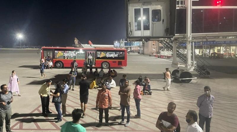 10 flights landed at Amritsar airport, passengers spent the night on the runway 10 flights landed at Amritsar airport, passengers spent the night on the runway