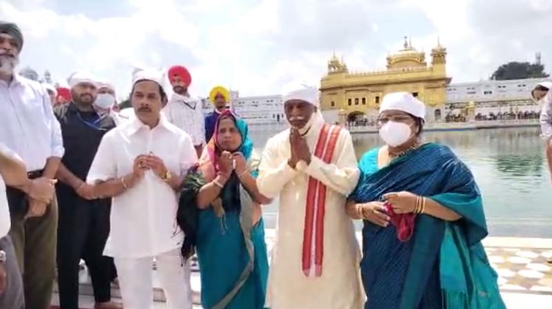 (Haryana Governor Bandaru Dattatreya pays obeisance at Sachkhand Sri Harmandir Sahib) 