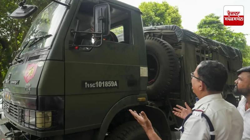 Kolkata Police stops military truck for reckless driving Kolkata Police stops military truck for reckless driving