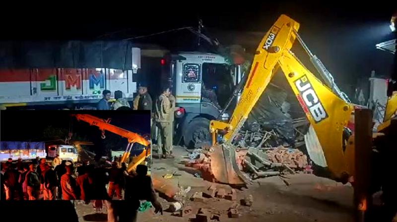 The truck crushed people sleeping on the dhaba in Uttar Pradesh News in punjabi The truck crushed people sleeping on the dhaba in Uttar Pradesh News in punjabi