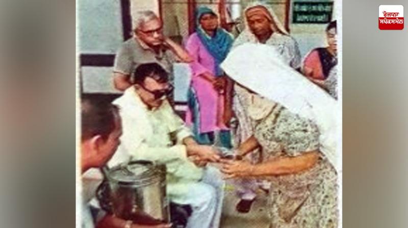 Social worker Om Prakash is serving the poor with his pension Social worker Om Prakash is serving the poor with his pension