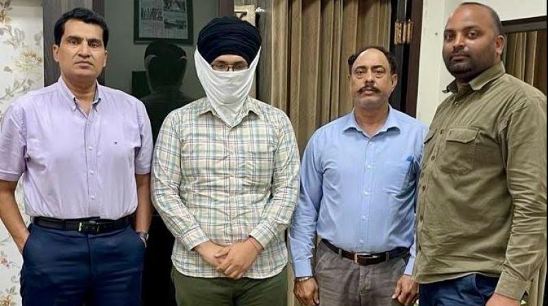 Mal Patwari Paramveer Singh was arrested on the charge of demanding a bribe of 5200 rupees Mal Patwari Paramveer Singh was arrested on the charge of demanding a bribe of 5200 rupees