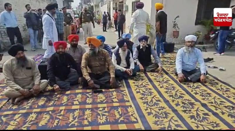 ਜਲੰਧਰ ’ਚ ਅਕਾਲੀ ਆਗੂ ਮੰਨਨ ਦੇ ਘਰ ਦੇ ਬਾਹਰ ਵਿਰੋਧ ਪ੍ਰਦਰਸ਼ਨ ਜਲੰਧਰ ’ਚ ਅਕਾਲੀ ਆਗੂ ਮੰਨਨ ਦੇ ਘਰ ਦੇ ਬਾਹਰ ਵਿਰੋਧ ਪ੍ਰਦਰਸ਼ਨ