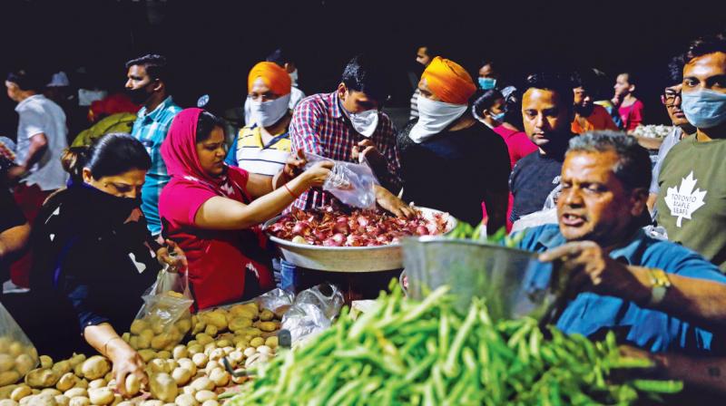 Corona virus india lockdown vegetables rates increase delhi azadpur mandi Corona virus india lockdown vegetables rates increase delhi azadpur mandi