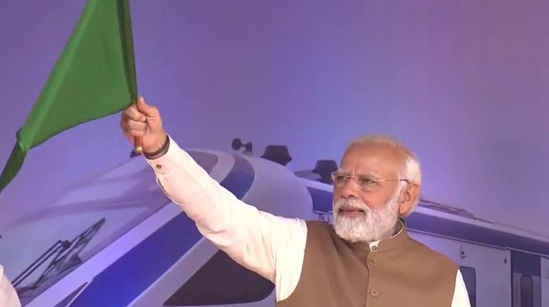 Prime Minister Narendra Modi flagged off the Rani Kamalapati-New Delhi Vande Bharat Express in Bhopal. Prime Minister Narendra Modi flagged off the Rani Kamalapati-New Delhi Vande Bharat Express in Bhopal.