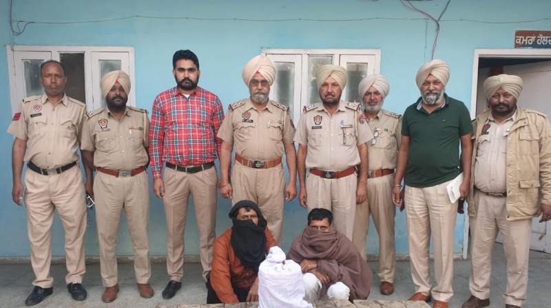 police arrested 2 people along with 4 kg of opium