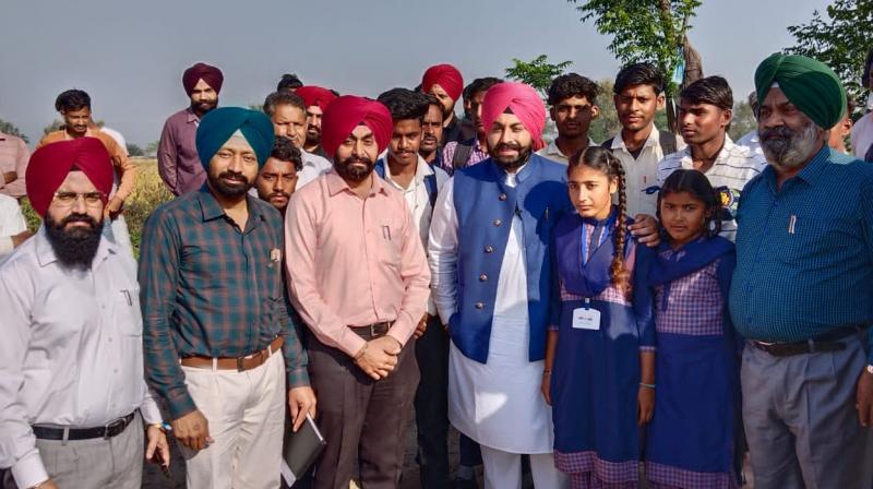 Cabinet minister arrived to know the condition of the government school in the border village of Kaluwala Cabinet minister arrived to know the condition of the government school in the border village of Kaluwala