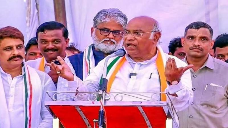 Only Modi's jacket is famous and he changes it four times a day: Mallikarjun Kharge Only Modi's jacket is famous and he changes it four times a day: Mallikarjun Kharge
